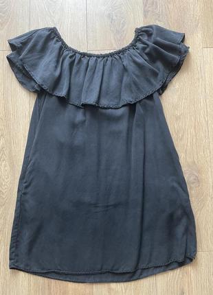 Платье zara открытые плечи воланы с рюшами свободного кроя черное серое джинс1 фото