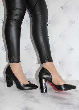 Класичні шкіряні туфлі чорного кольору з каблуком обтяжным3 фото