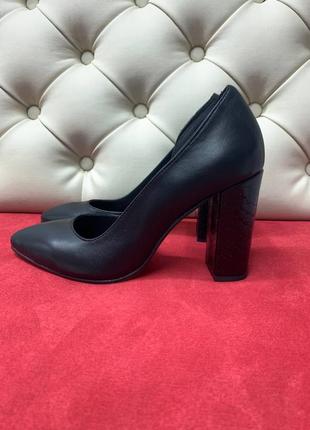 Класичні шкіряні туфлі чорного кольору з каблуком обтяжным2 фото
