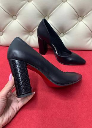 Класичні шкіряні туфлі чорного кольору з каблуком обтяжным5 фото