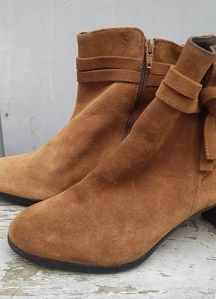 Новые замшевые ботильоны bata