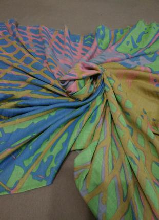 Яркий шарф- палантин с абстрактным, геометрическим  принтом.2 фото