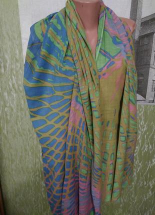 Яркий шарф- палантин с абстрактным, геометрическим  принтом.3 фото