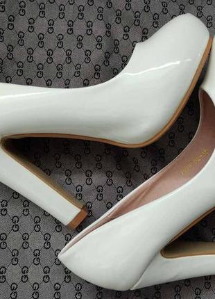 Женские лаковые белые туфли на устойчивом каблуке свадебные туфли4 фото