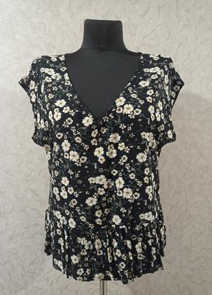 Блуза с баской, штапель, цвет черный с цветами, размер 52-54