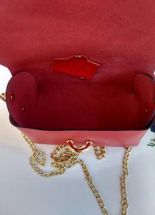 Маленька червона шкіряна сумочка на ланцюжку італія сумки клатчі червоні італія7 фото