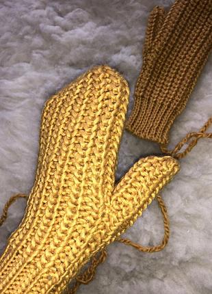 Вязаные рукавички варежки на веревке горчичные яркие
