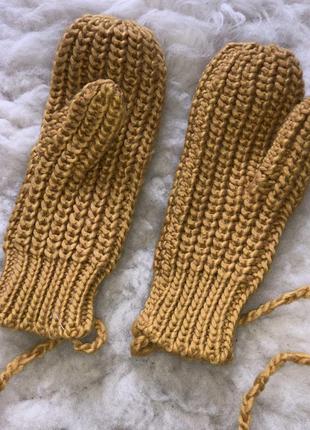 Вязаные рукавички варежки на веревке горчичные яркие