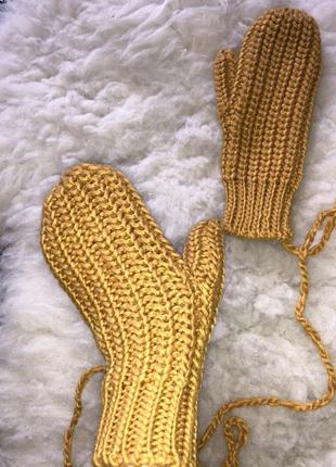 Вязаные рукавички варежки на веревке горчичные яркие