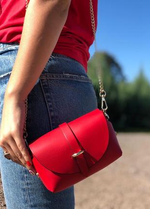 Маленька червона шкіряна сумочка на ланцюжку італія сумки клатчі червоні італія1 фото