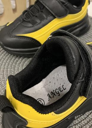 Кросівки чорні з жовтими вставками дитячі5 фото