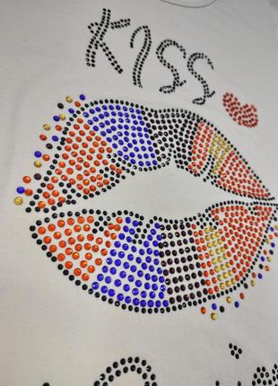 Бежевая футболка со стразами kiss3 фото
