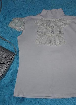 Білий гольфик з коротким рукавом і ажурним жабо