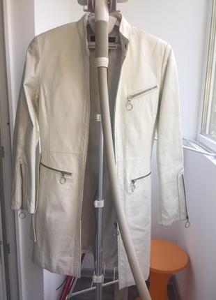 Шикарое кожаное белое пальто, с карманами, актуальное, тренд2 фото