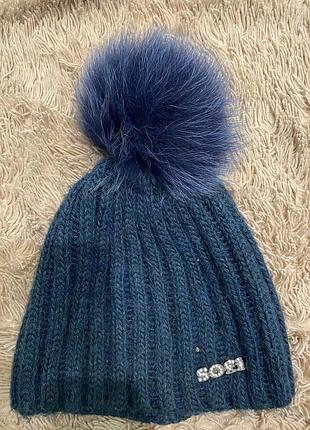 Вязаная синяя шапка с помпоном