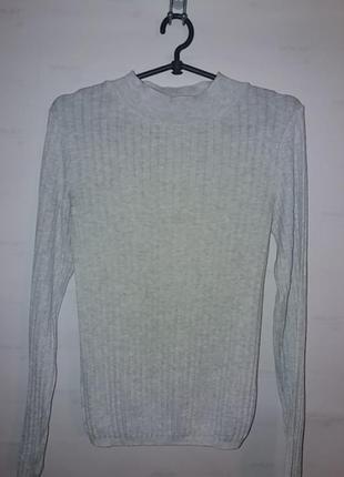 Красивый фирменный свитер