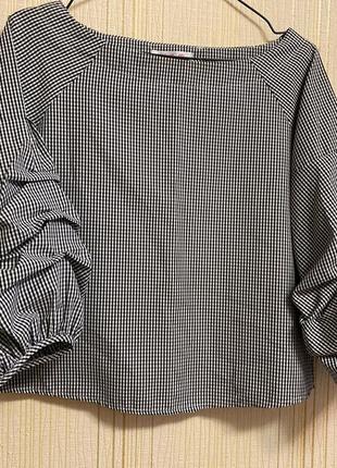 Укорочена блуза з рукавами-воланами2 фото