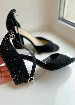 Замшеві босоніжки на стійкому каблуці