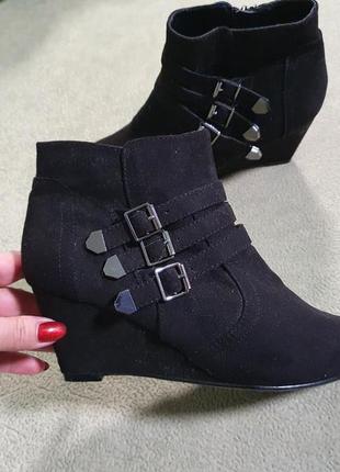 Красиві,зручні черевики m&co