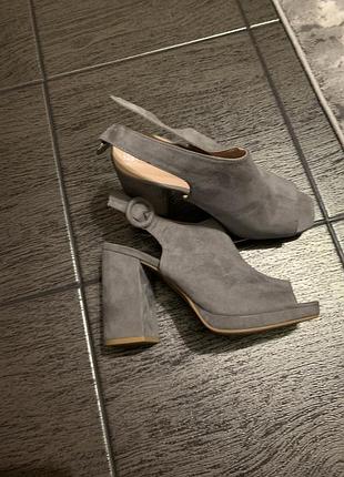 Закриті босоніжки