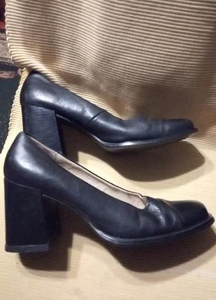Туфлі чорні шкіра на вузьку ногу,р. 40
