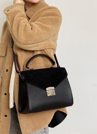 Чорна жіноча сумка на довгому ремінці з замшевою клапаном