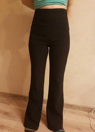 Классические черные брюки с завышенной талией