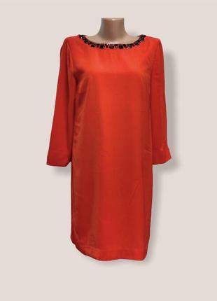 Красное платье с красивым вырезом на спинке и бусинами на шее2 фото