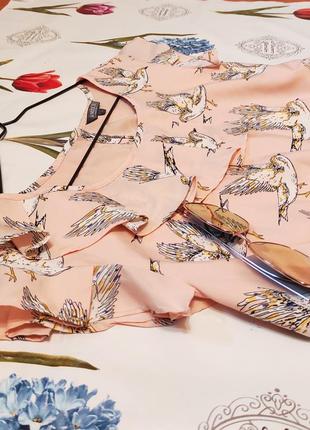 Нежное пудровое платье миди с принтом птиц и оборками от limited collection3 фото