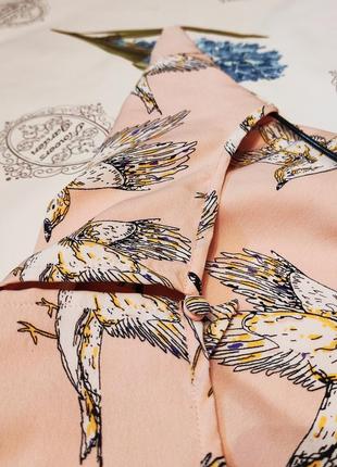 Нежное пудровое платье миди с принтом птиц и оборками от limited collection7 фото