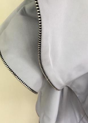 Платье на одно плечо / коктейльное металлик / с воланами/ серое/ серебристое плечо4 фото