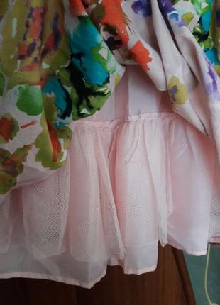 Нарядное пишное платье в цветочный принт на 5-6 лет4 фото