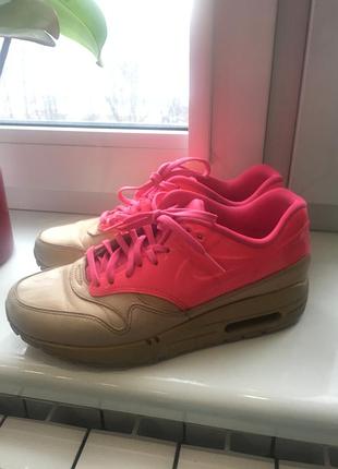 Кросівки жіночі