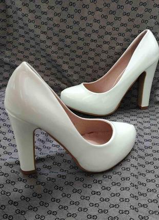 Белые лаковые туфли на каблуке5 фото