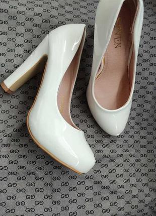 Белые лаковые туфли на каблуке7 фото