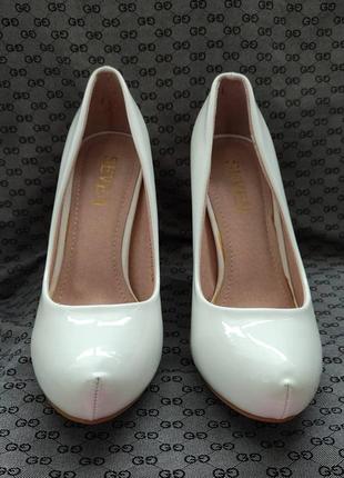 Белые лаковые туфли на каблуке6 фото