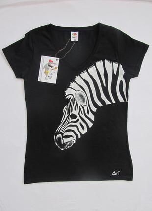 Стильная черная футболка с арт-принтом "зебра". ручная работа.