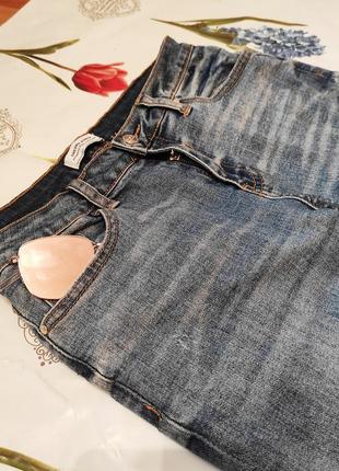 Крутые прямые джинсы с потертостями и необработанным низом от chicoree woman9 фото