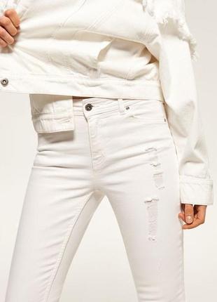 Белые джинсы скинни рваности