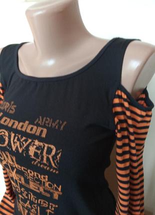Молодежная трикотажная футболка с длинным рукавом лонгслив в принт с вырезами на плечах5 фото