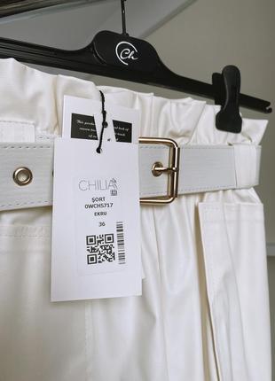Белые женские шорты из экокожи с ремнём4 фото