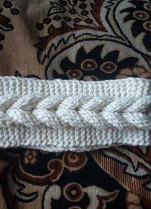 Вязаная повязка на голову с объёмной косой.