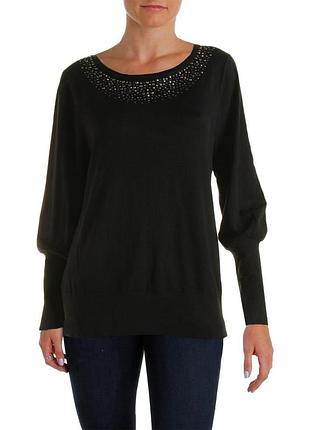 Тонкий свитерок с расширенными рукавами на высоких манжетах и скромным декором по вырезу