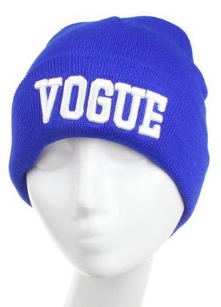 Яркая синяя шапка с логотипом vogue