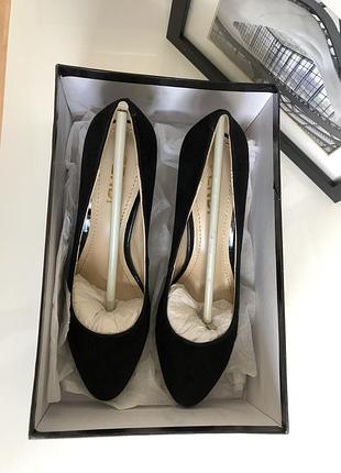 Чёрные замшевые лодочки, на элегантном каблуке 7 см.