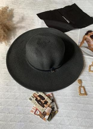 Чорна соломʼяна актуальна шляпа