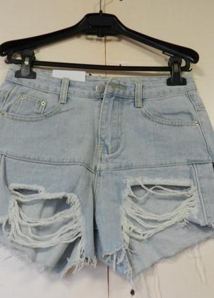 Рваные джинсовые шортики