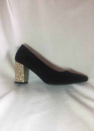Чорні замшеві туфлі на глиттерном підборах, блискучий золотий квадратний каблук3 фото