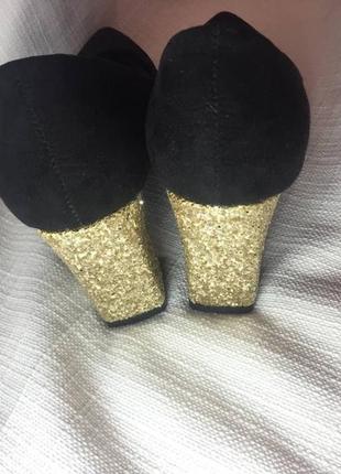 Черные замшевые туфли на глиттерном каблуке, блестящий золотой квадратный каблук7 фото