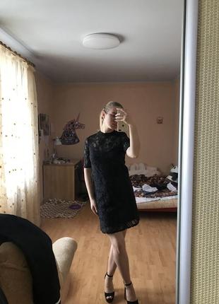 Черное гипюровое платье ostin